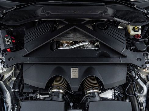 Used 2025 Aston Martin V8 Vantage Coupe image 34