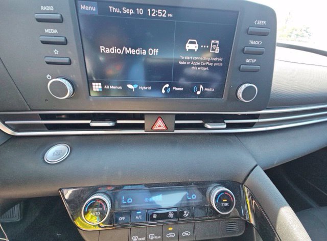 Used 2025 Hyundai Elantra Hybrid FWD image 11