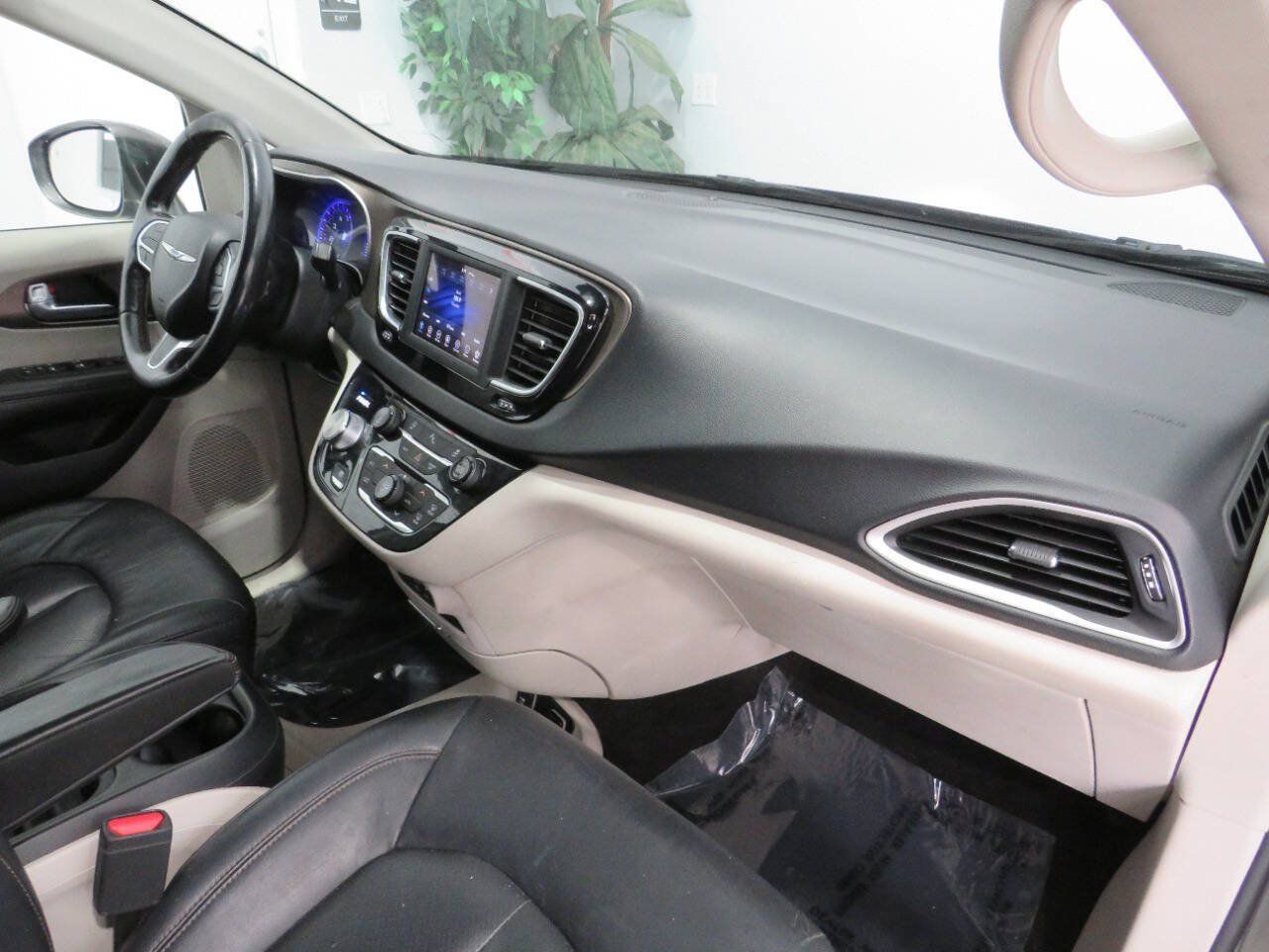 Used 2019 Chrysler Pacifica Touring-L FWD image 9