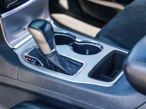 Used 2019 Jeep Grand Cherokee Altitude RWD image 18