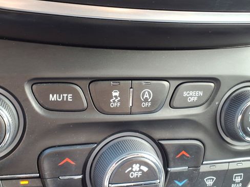 Used 2021 Jeep Cherokee Latitude Lux w/ Comfort/Convenience Group AWD/4WD image 17