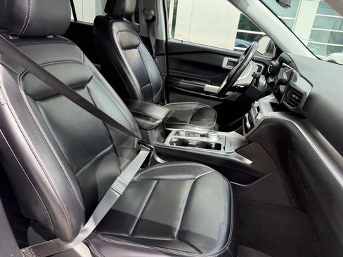Used 2021 Ford Explorer XLT w/ Equipment Group 202A AWD/4WD image 16