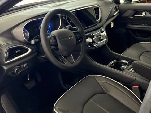 New 2027 Chrysler Pacifica Limited AWD/4WD image 12
