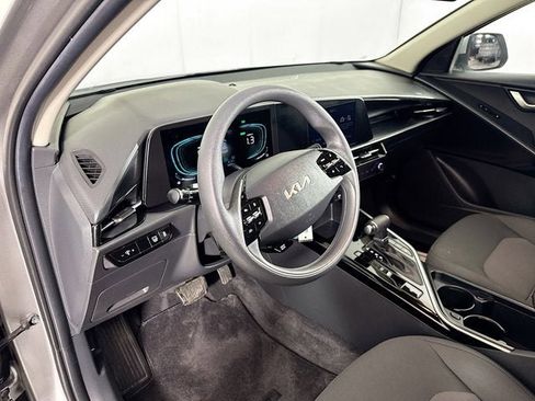 Used 2024 Kia Niro LX image 7