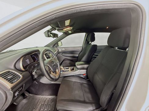 Used 2017 Jeep Grand Cherokee Laredo w/ Quick Order Package 23E AWD/4WD image 5