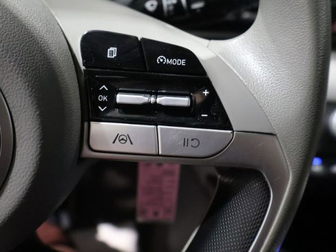 Used 2021 Hyundai Elantra SE image 32