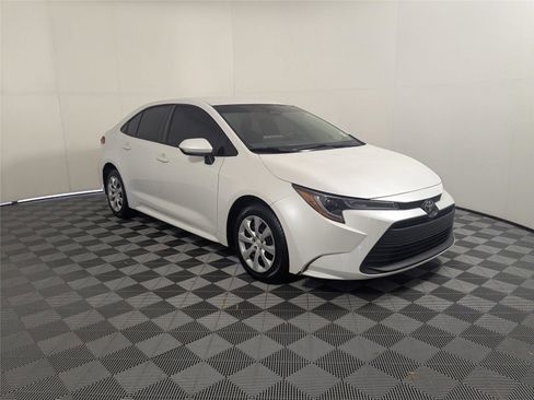 Used 2023 Toyota Corolla LE image 3