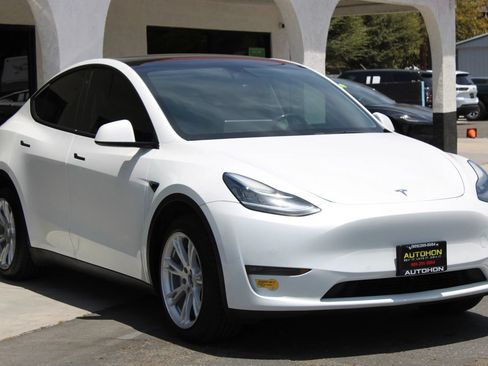 Used 2021 Tesla Model Y Long Range AWD/4WD image 3