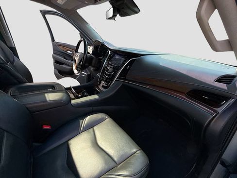 Used 2019 Cadillac Escalade Luxury AWD/4WD image 33