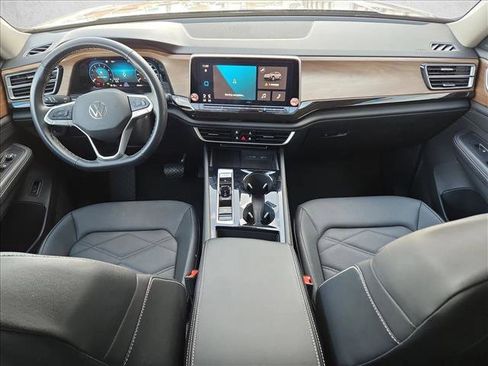 Used 2025 Volkswagen Atlas SE image 17