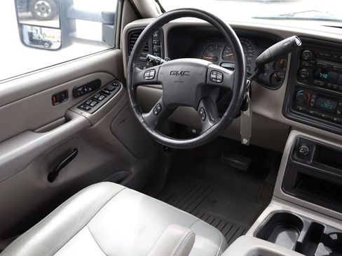 Used 2006 GMC Sierra 2500 SLT w/ Heavy-Duty Power Package AWD/4WD image 19