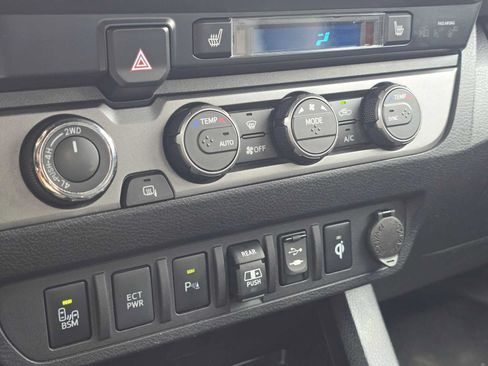 Used 2019 Toyota Tacoma TRD Off-Road AWD/4WD image 32