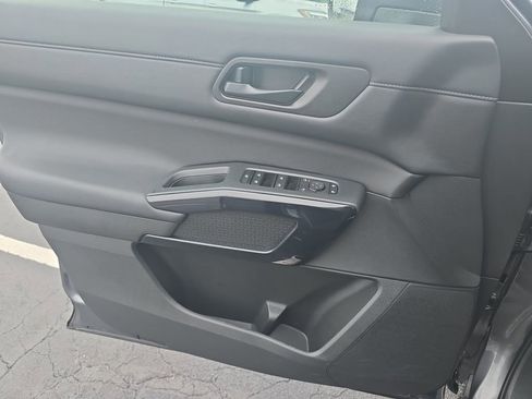 Used 2025 Nissan Pathfinder SV image 29