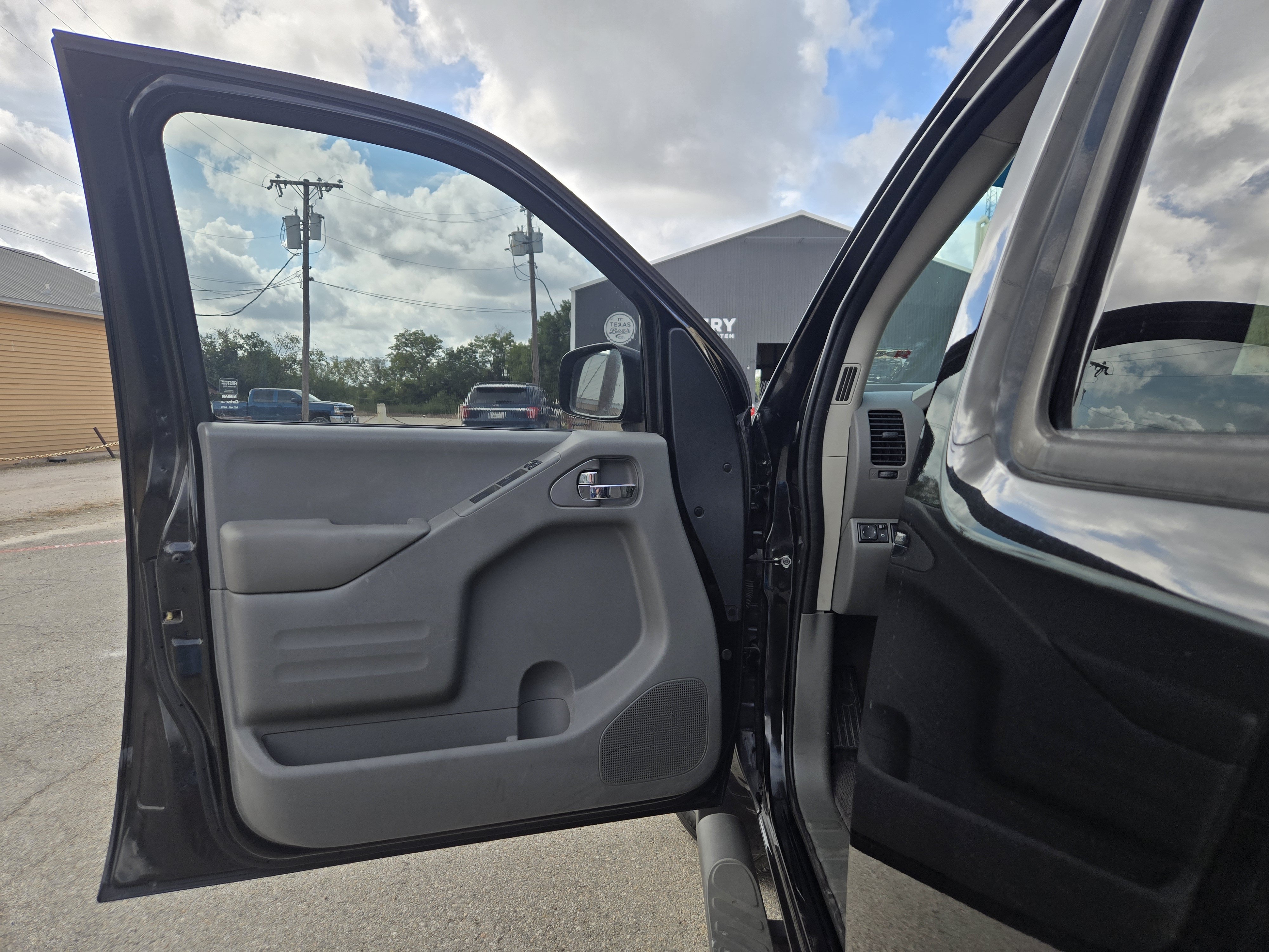 Used 2018 Nissan Frontier SV w/ Value Truck Package AWD/4WD image 4