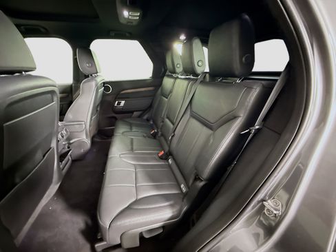 Used 2018 Land Rover Discovery HSE image 25