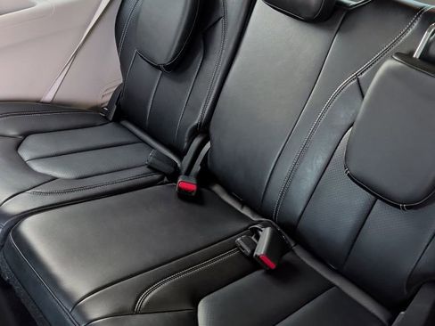 Used 2023 Chrysler Pacifica Touring-L FWD image 10