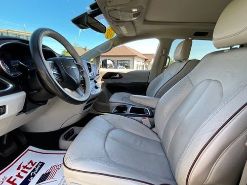 Used 2019 Chrysler Pacifica Limited w/ Advanced Safetytec Group FWD image 32