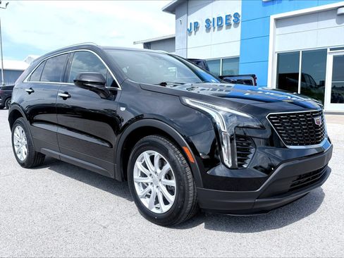 Used 2022 Cadillac XT4 Luxury w/ Cold Weather Package FWD image 3