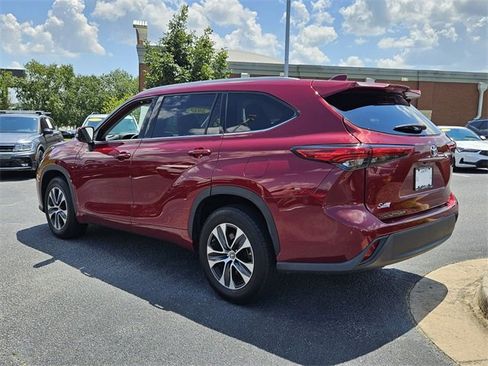 Used 2022 Toyota Highlander XLE image 11