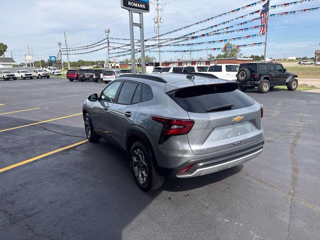 Used 2026 Chevrolet Trax LT FWD image 7