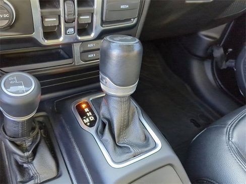 Used 2020 Jeep Wrangler Unlimited Sahara image 29