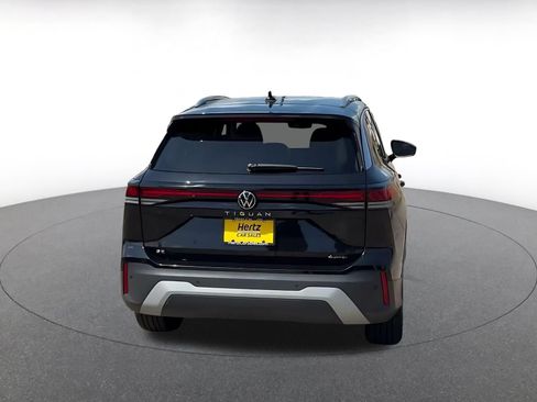 Used 2026 Volkswagen Tiguan SE AWD/4WD image 10