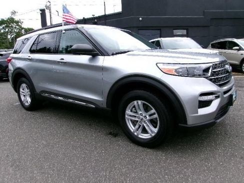 Certified 2023 Ford Explorer XLT w/ Equipment Group 202A AWD/4WD image 3