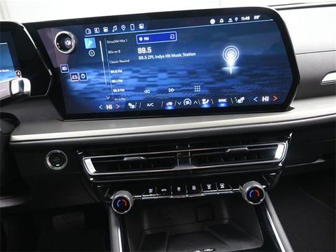 Used 2025 Chevrolet Traverse LT image 10