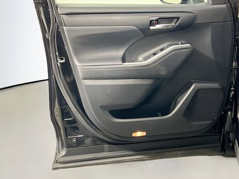 Used 2021 Toyota Highlander XLE image 18