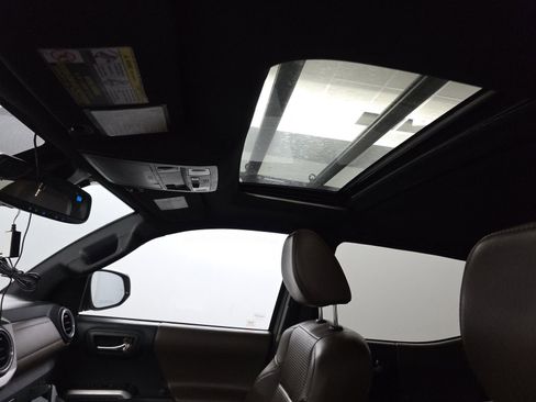 Used 2018 Toyota Tacoma Limited image 10