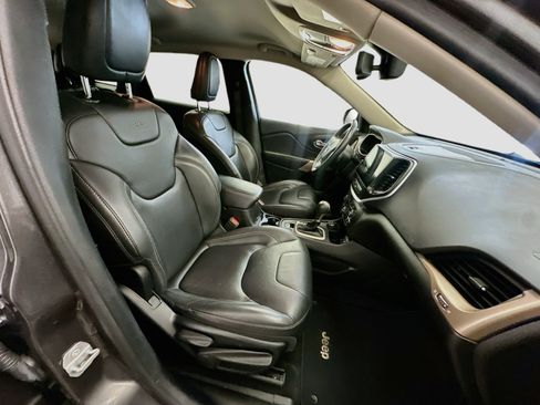 Used 2018 Jeep Cherokee Limited AWD/4WD image 32