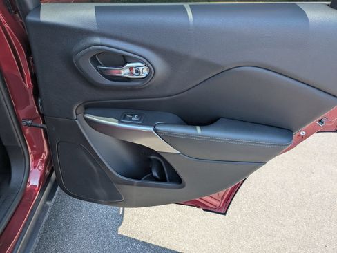 Used 2019 Jeep Cherokee Limited AWD/4WD image 36