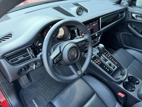 Certified 2025 Porsche Macan image 4