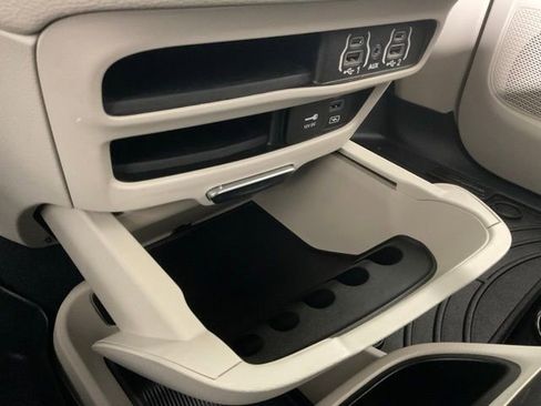 Used 2022 Chrysler Pacifica Touring-L image 23