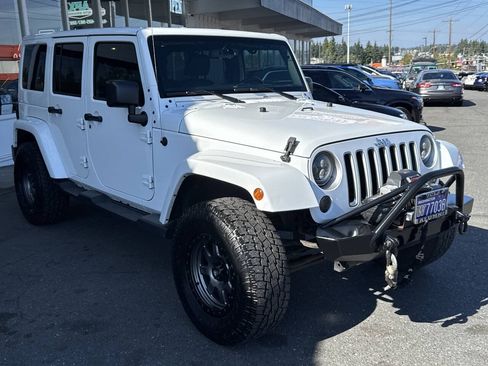 Used 2016 Jeep Wrangler Unlimited Sahara w/ Connectivity Group AWD/4WD image 9