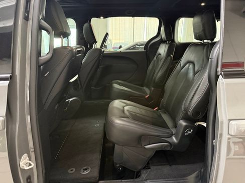 Used 2020 Chrysler Pacifica Touring-L Plus w/ S Appearance Package FWD image 12