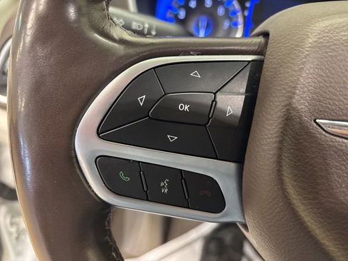 Used 2019 Chrysler Pacifica Touring-L FWD image 23