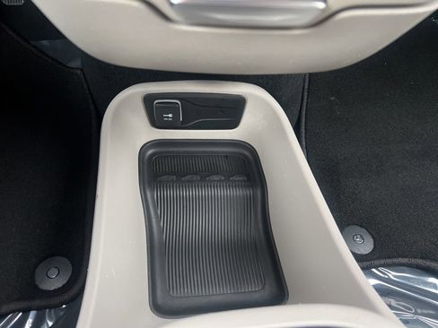 Used 2023 Chrysler Pacifica Touring-L image 34