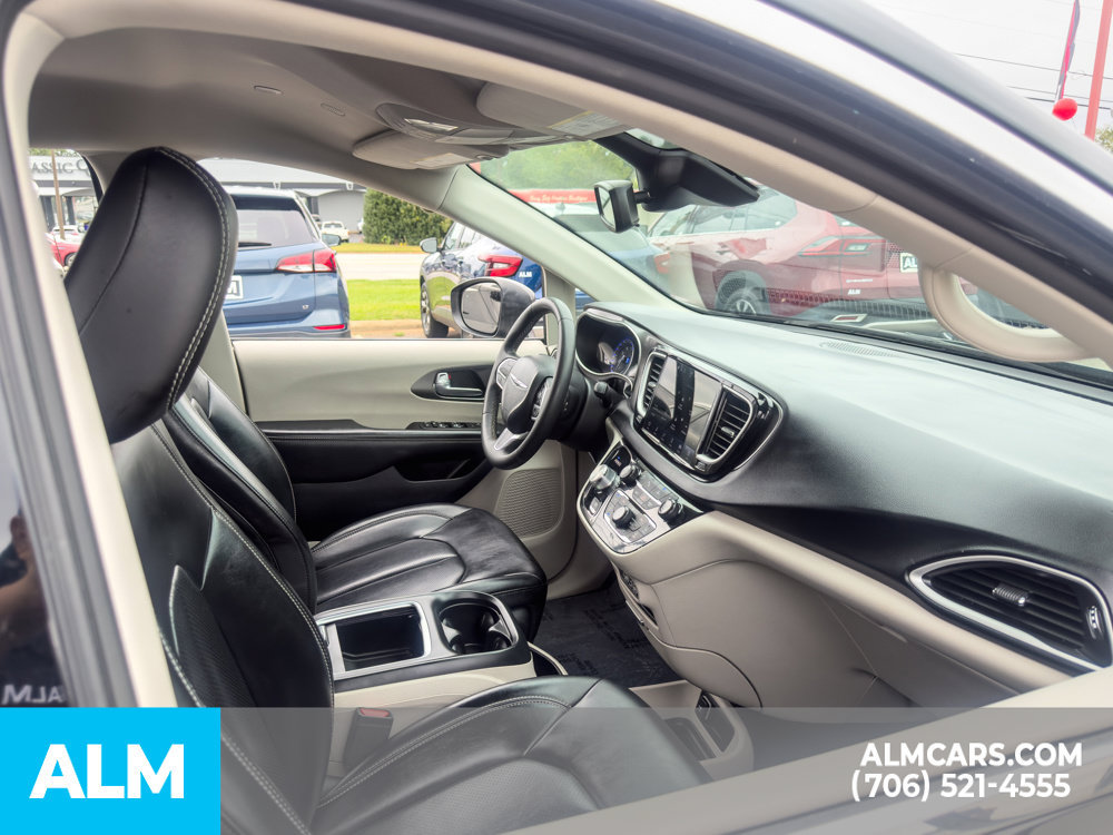 Used 2023 Chrysler Pacifica Touring-L FWD image 22