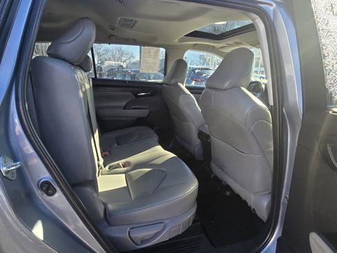 Certified 2023 Toyota Highlander XLE image 12