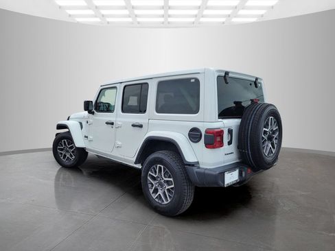 Used 2025 Jeep Wrangler Unlimited Sahara AWD/4WD image 6
