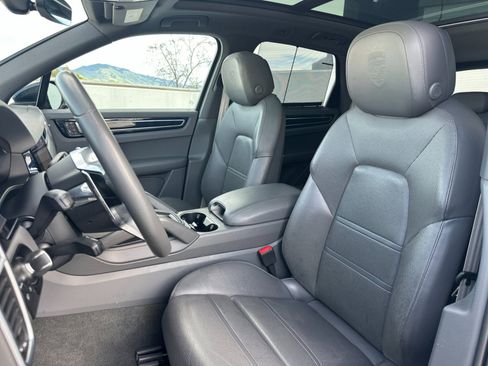 Certified 2023 Porsche Cayenne Platinum Edition image 5