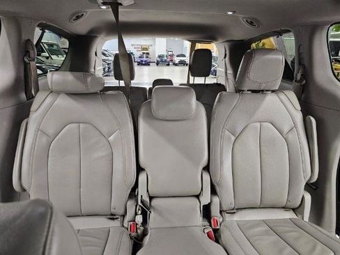 Used 2017 Chrysler Pacifica Touring-L FWD image 34