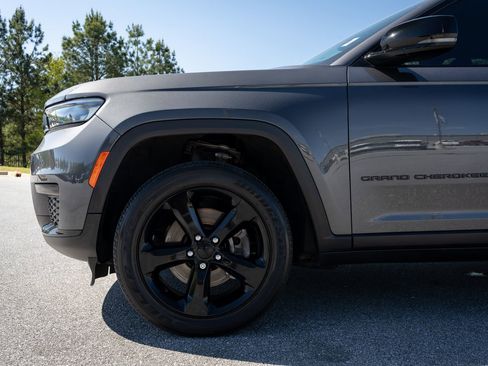Used 2023 Jeep Grand Cherokee L Laredo image 4