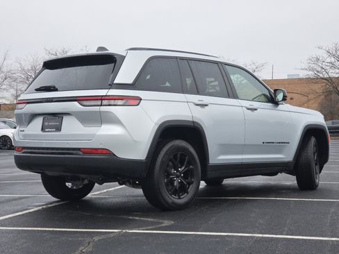 Used 2024 Jeep Grand Cherokee Altitude image 18