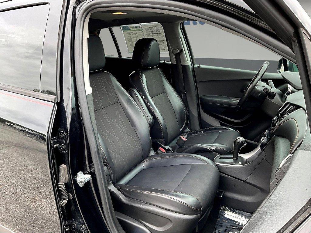 Used 2019 Chevrolet Trax LT w/ Sun & Sound Package AWD/4WD image 31