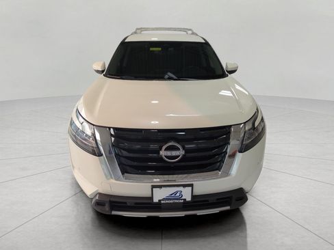 Used 2023 Nissan Pathfinder SL AWD/4WD image 3