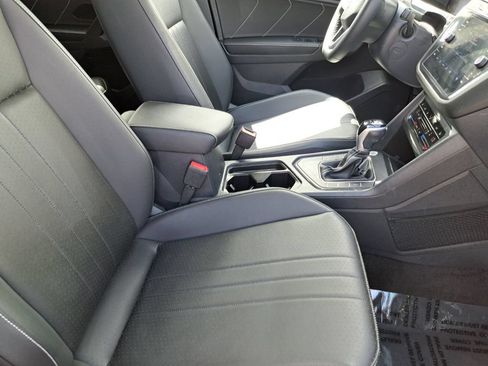 Used 2023 Volkswagen Tiguan SE w/ Panoramic Sunroof Package FWD image 19