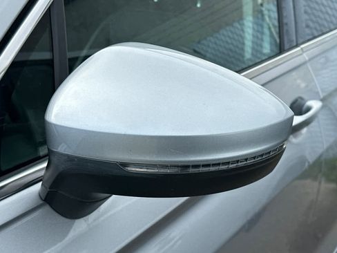 Used 2021 Volkswagen Tiguan SE image 20