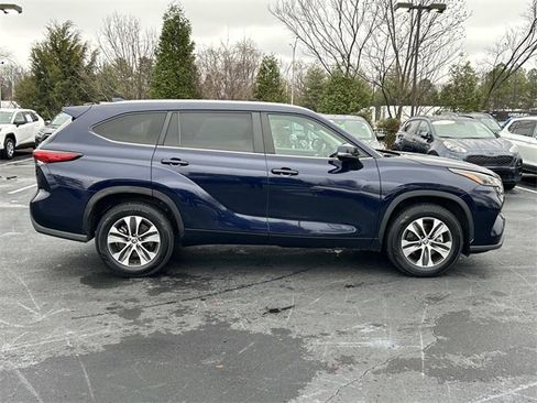 Used 2023 Toyota Highlander XLE image 3